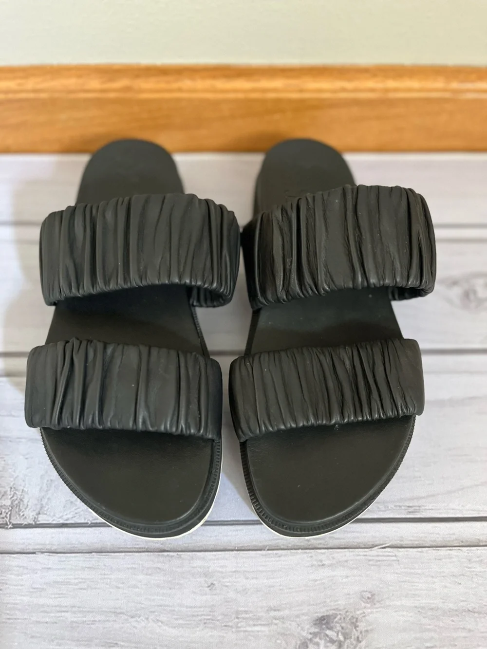 Women’s Sorel black Roaming 2 ruched strap slip on slide sandal. Size 7.5